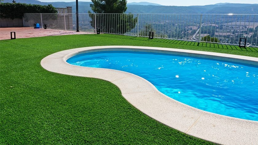 Gazon synthétique autour de la piscine : pourquoi choisir le format rouleau ?